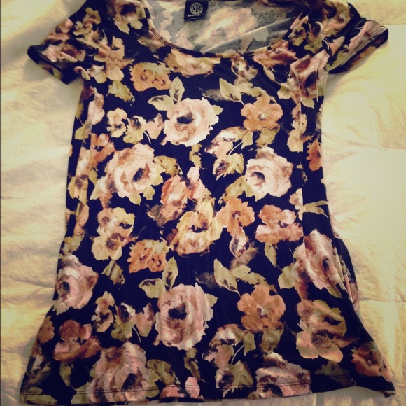 Floral t shirt size small