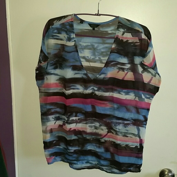 SOLD GUESS SHORT SLEEVE TOp - Picture 1 of 2