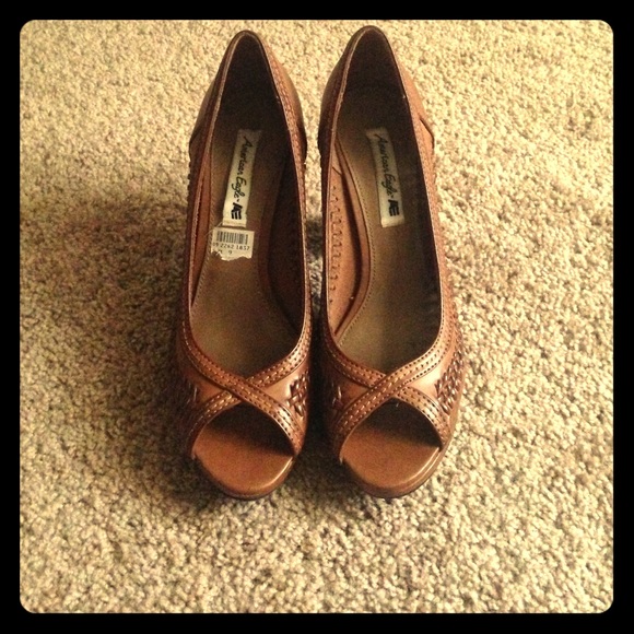 Nude heels with braided design