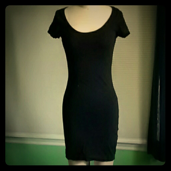 Basic short sleeved black dress