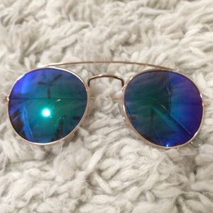 Sunglasses with colored lens