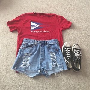 vineyard vines tee 🎒👟👓