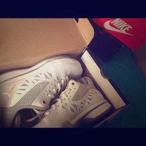 Jordan Cp3.V white/ metallic silver