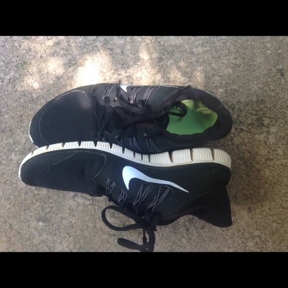 Selling women's nike free runs