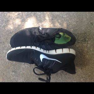 Selling women's nike free runs