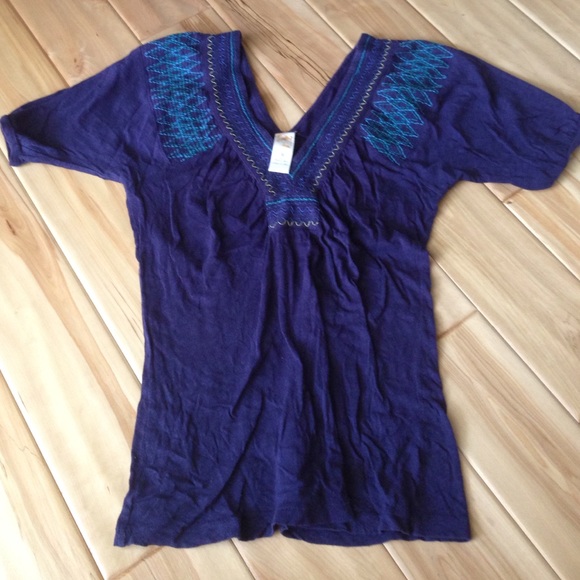 Anthro blue V neck/back T sweet stitching detail