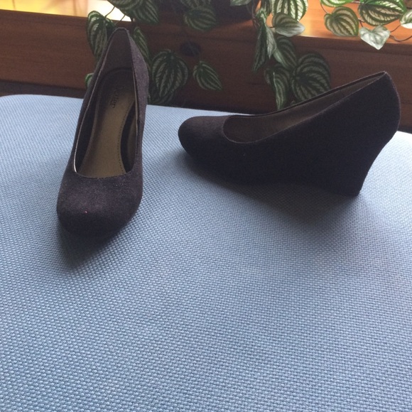 Black wedges