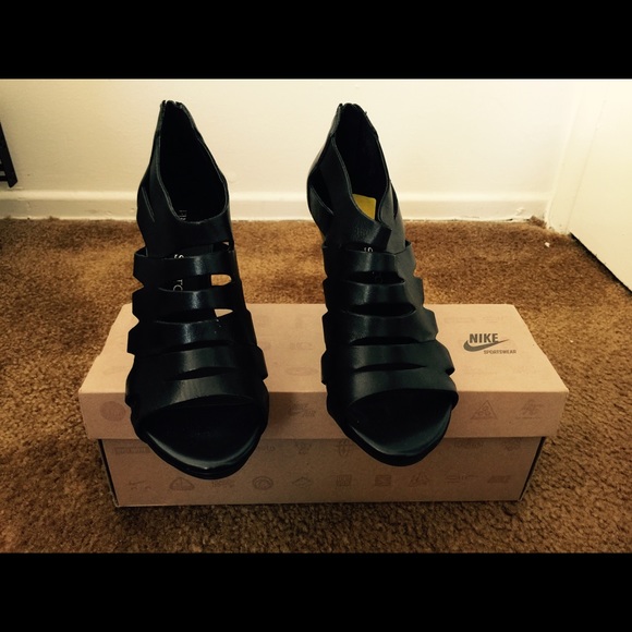 Very nice never worn Franco Sarto heels