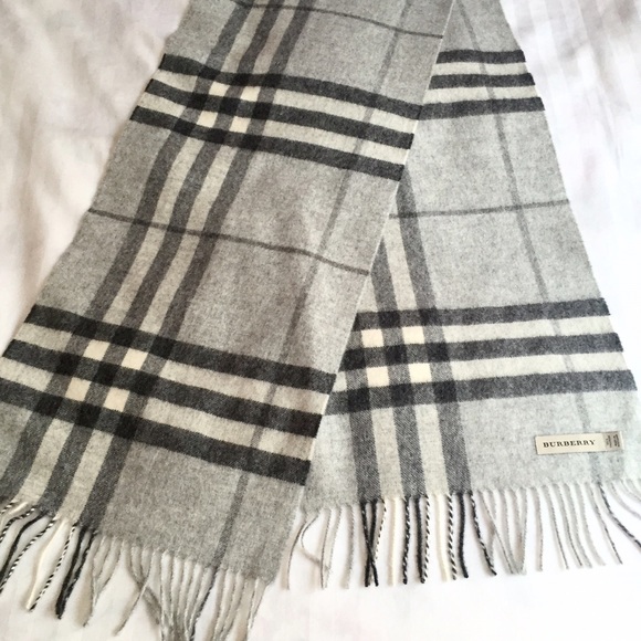100% Authentic Cashmere Burberry Scarf - Picture 2 of 4