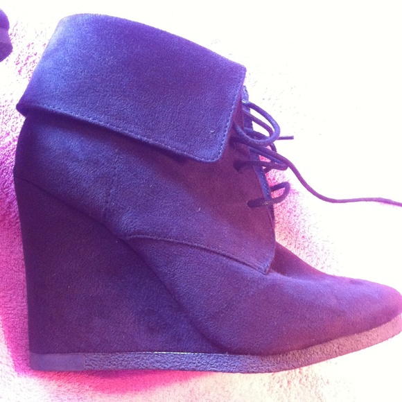 Black wedge high heels in Perfect condition:) - Picture 2 of 4