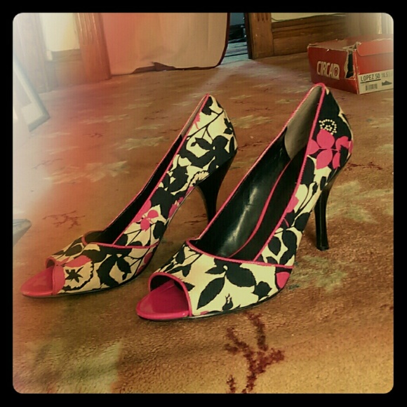 Nine West peekaboo toe pumps size 10