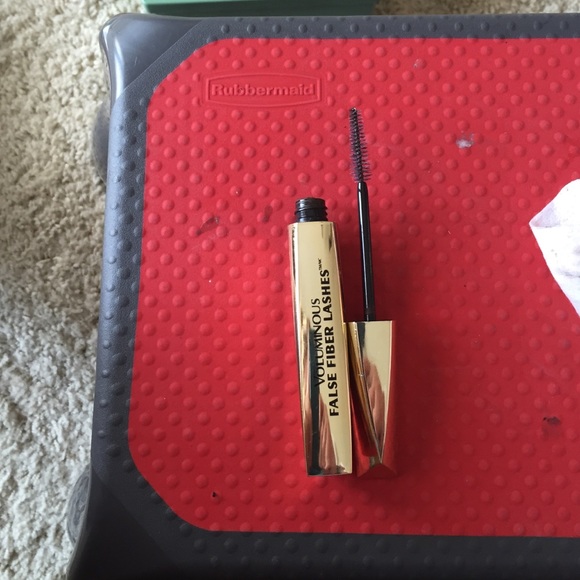Voluminous False Fiber Lashes Mascara