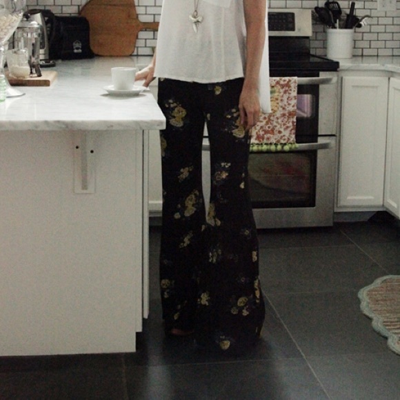 🔻ISO🔻 FREE PEOPLE FLORAL HIPPIE PANTS - Picture 3 of 3