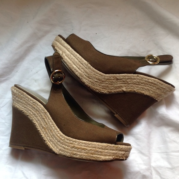 Beautiful Olive Green Wedge sandals size 7.5! - Picture 2 of 4
