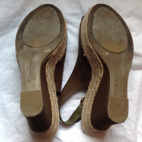 Beautiful Olive Green Wedge sandals size 7.5! - Picture 3 of 4