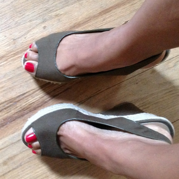 Beautiful Olive Green Wedge sandals size 7.5! - Picture 4 of 4