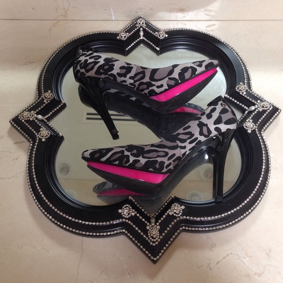 ✨Guess Cheetah Print Heels✨ - Picture 2 of 4