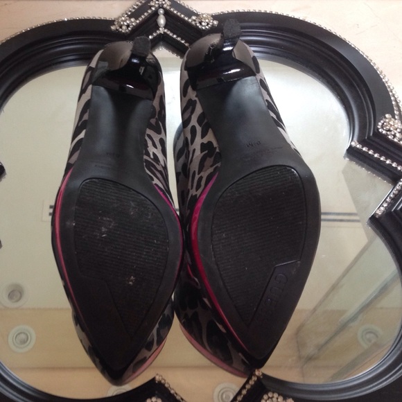 ✨Guess Cheetah Print Heels✨ - Picture 3 of 4