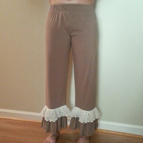 *Final Price Drop* Super cute ruffle crop pants.