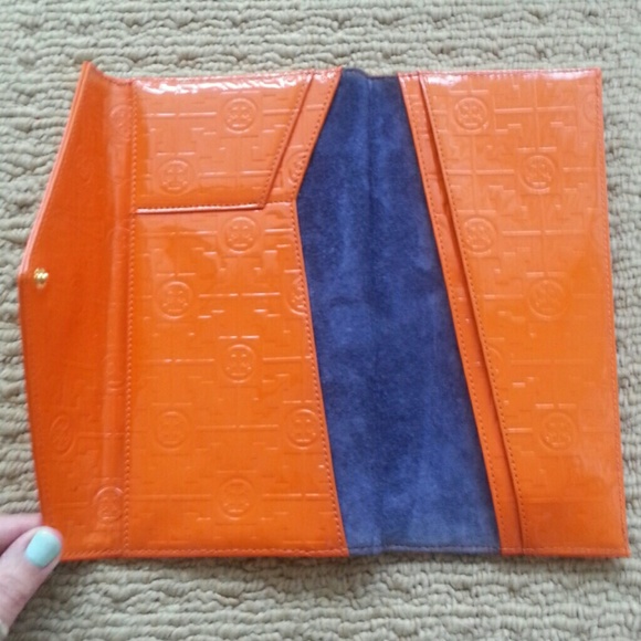 NEW Tory Burch Clutch/Wallet RARE FIND - Picture 3 of 4