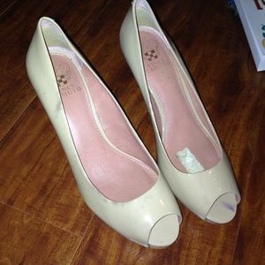 Peep toe Vince camuto tan heels