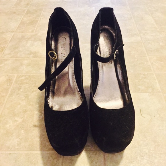 Edgy Black Wedges