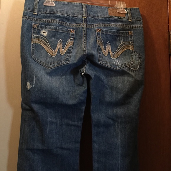 Destroyed/Distressed jeans - Picture 2 of 3