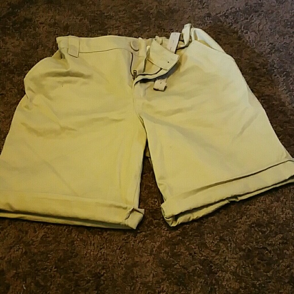 Kaki shorts
