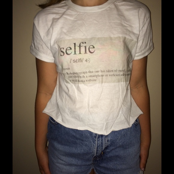 Selfie graphic crop top