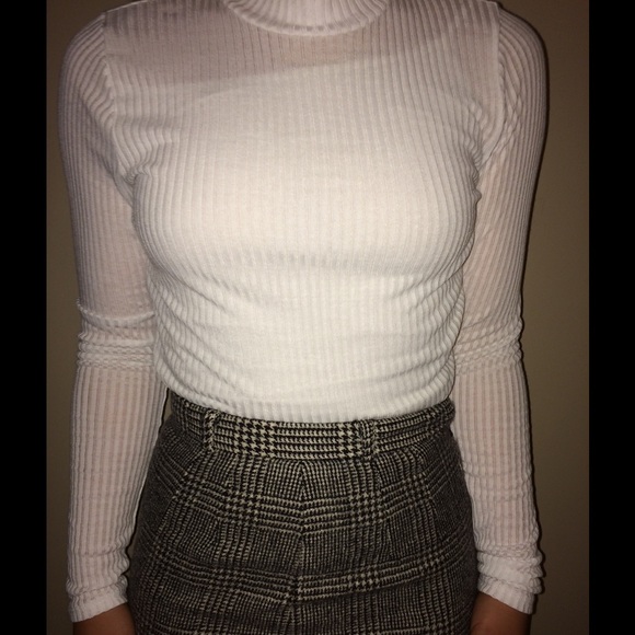 White crop top - Picture 2 of 3