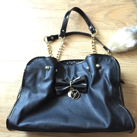 Black and gold LuLu purse