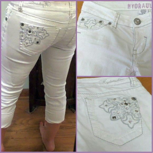 Cute rhinestone white capries ~ MAKE AN OFFER!