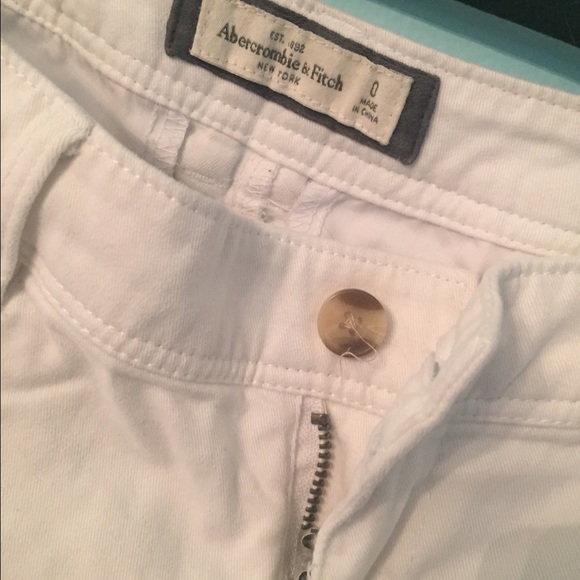 ✨SOLD✨White Abercrombie Shorts - Picture 2 of 4
