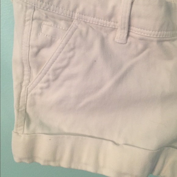 ✨SOLD✨White Abercrombie Shorts - Picture 3 of 4