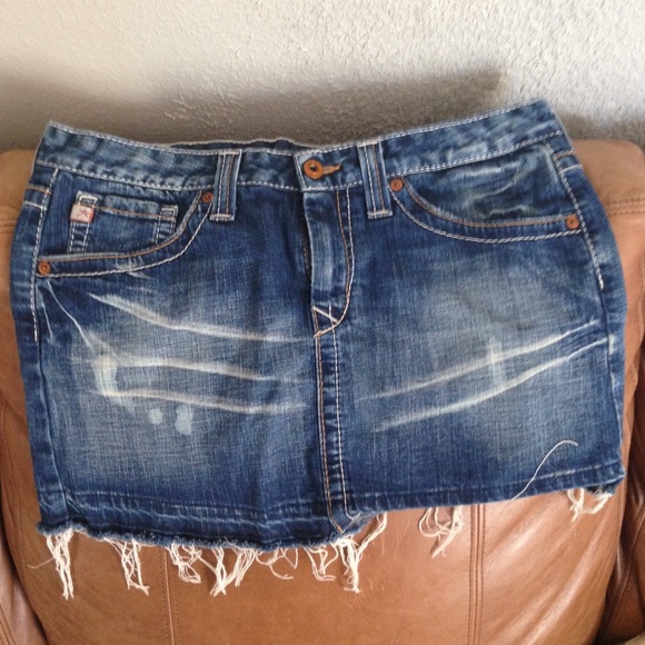 Jean skirt with frayed ends