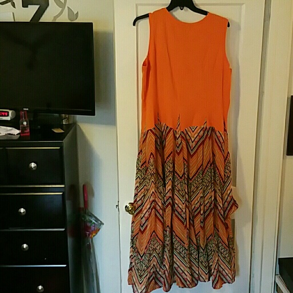 Dress - Picture 2 of 4