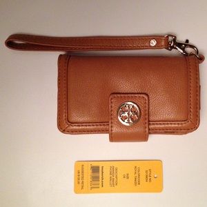 SOLD NWT Tory Burch Amanda iPhone 5/5s Wristlet
