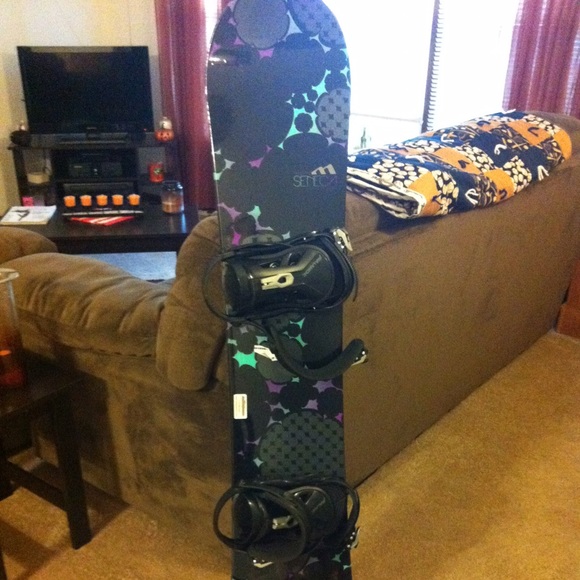 Women's snowboard with bindings