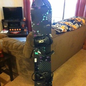 Women's snowboard with bindings