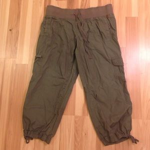 Cargo capris in olive color