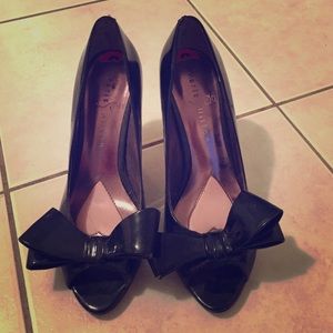 Black patent leather bow heels