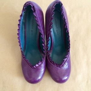 Purple ruffled pumps