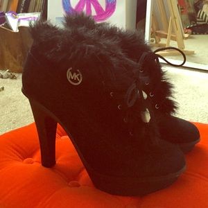 Flash Sale!!🎉🎉Michael Kors winter booties!!