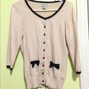 Beige cardigan with bow pockets