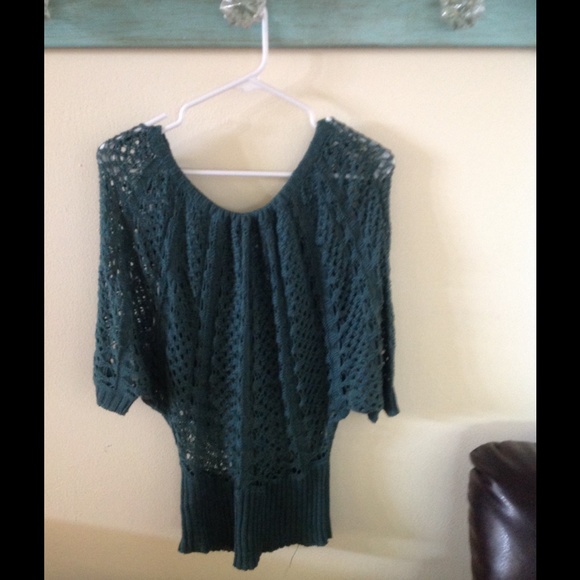 Quarter sleeve sweater