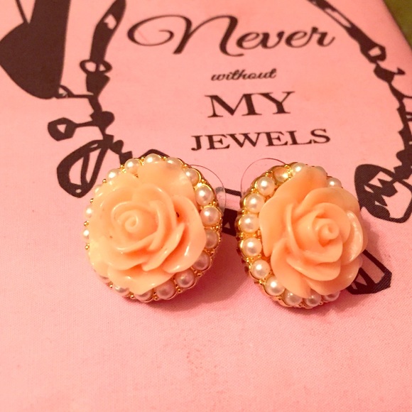 Peach && pearl rose earrings🌸