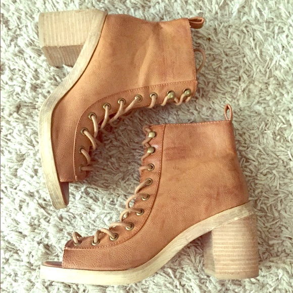 Deena & Ozzy lace up heals 💥TRADED💥