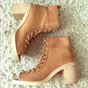 Deena & Ozzy lace up heals 💥TRADED💥
