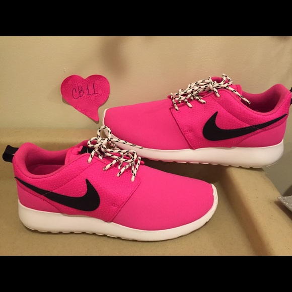 Nike Shoes - Nike Roshe