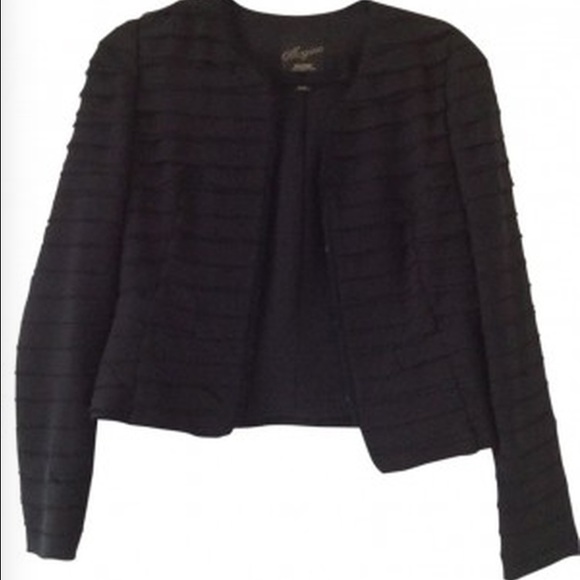 McGinn rare black short blazer.